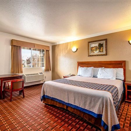 Regency Inn & Suites Downey Esterno foto