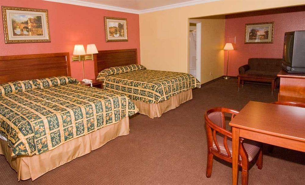 Regency Inn & Suites Downey Esterno foto