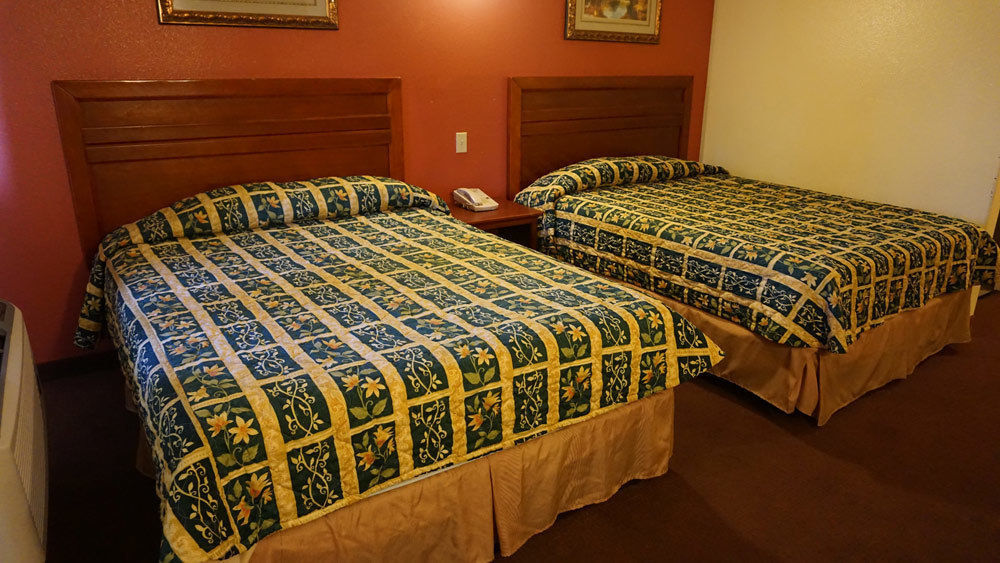 Regency Inn & Suites Downey Esterno foto