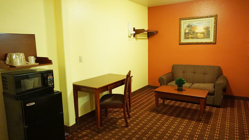 Regency Inn & Suites Downey Esterno foto