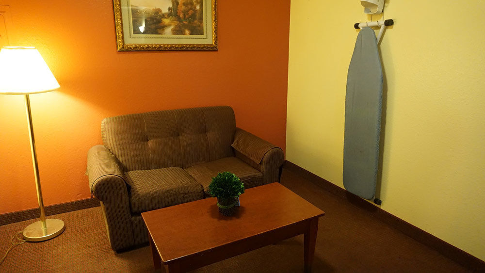 Regency Inn & Suites Downey Esterno foto