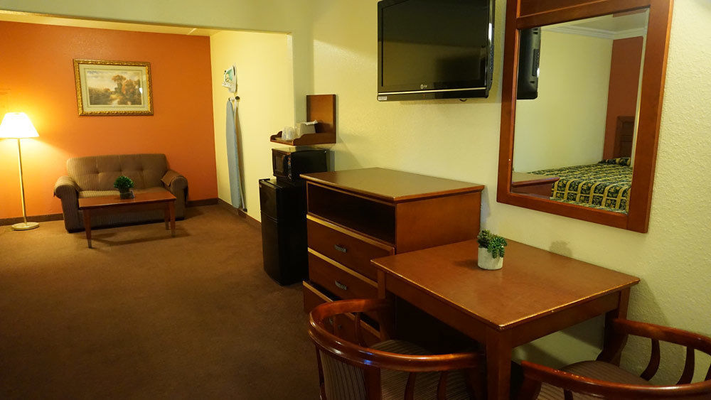 Regency Inn & Suites Downey Esterno foto