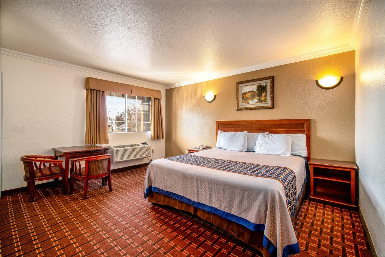 Regency Inn & Suites Downey Esterno foto