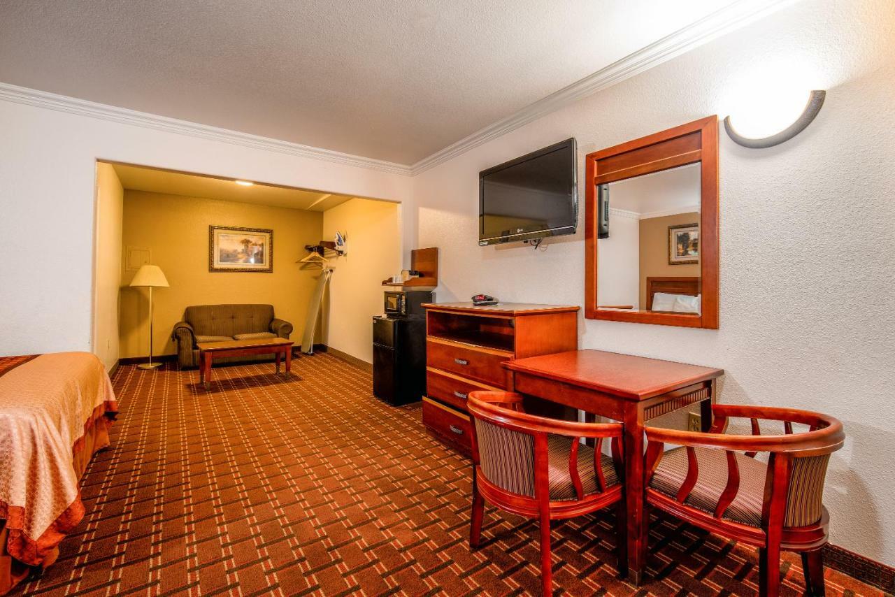 Regency Inn & Suites Downey Esterno foto