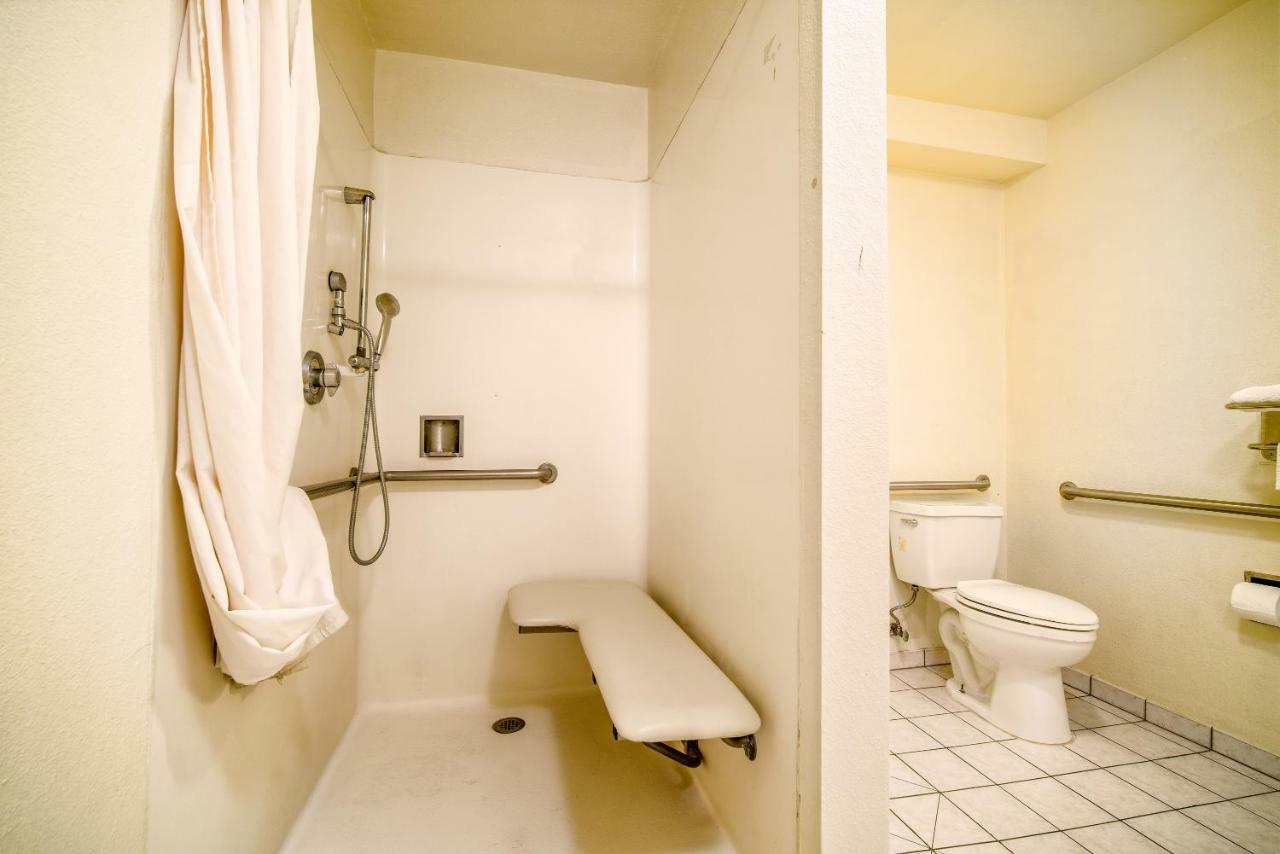 Regency Inn & Suites Downey Esterno foto