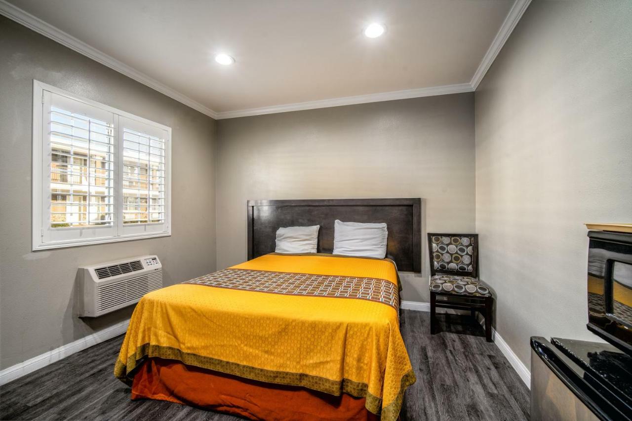 Regency Inn & Suites Downey Esterno foto