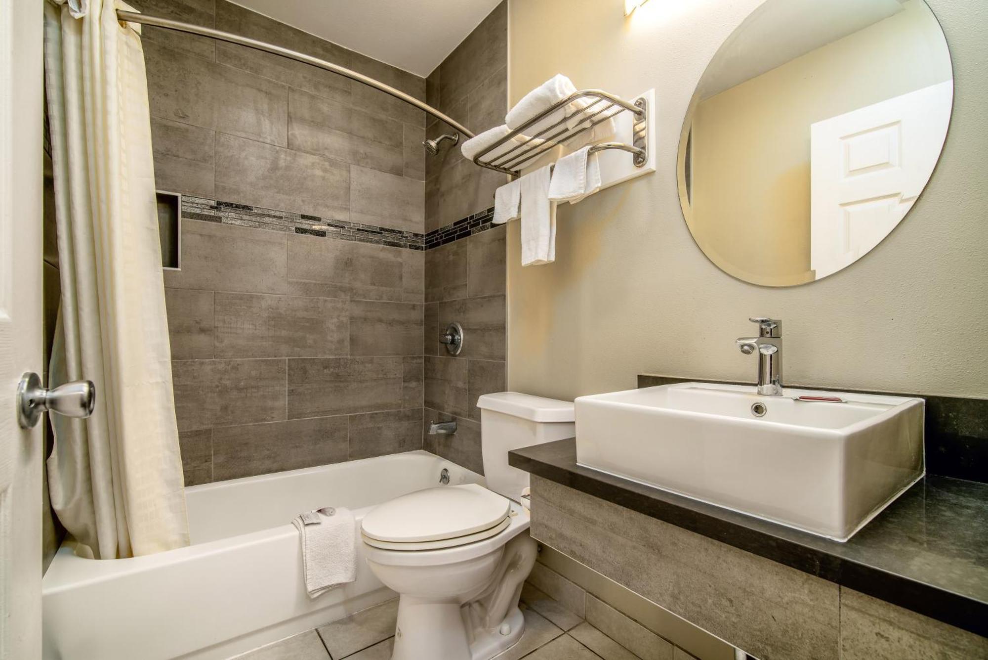 Regency Inn & Suites Downey Esterno foto