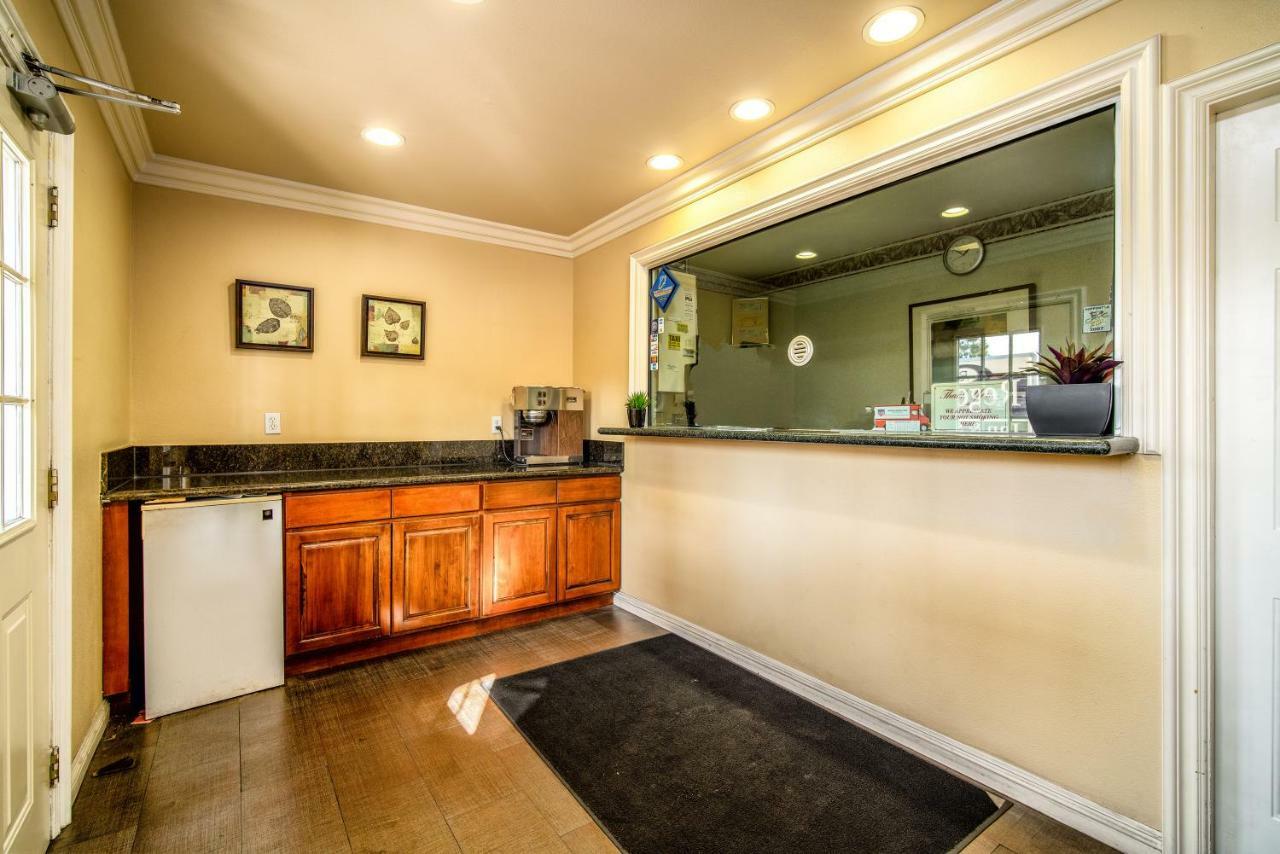 Regency Inn & Suites Downey Esterno foto