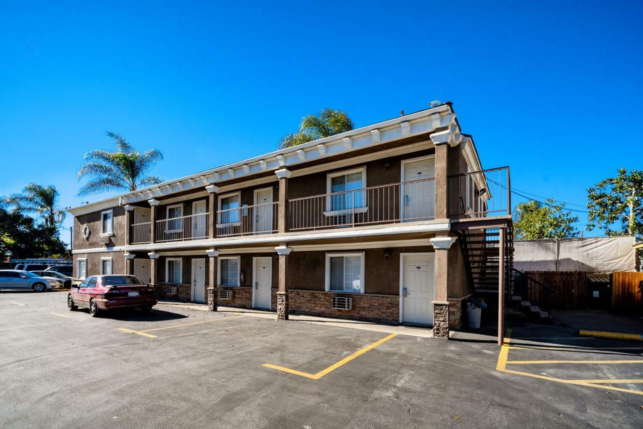 Regency Inn & Suites Downey Esterno foto