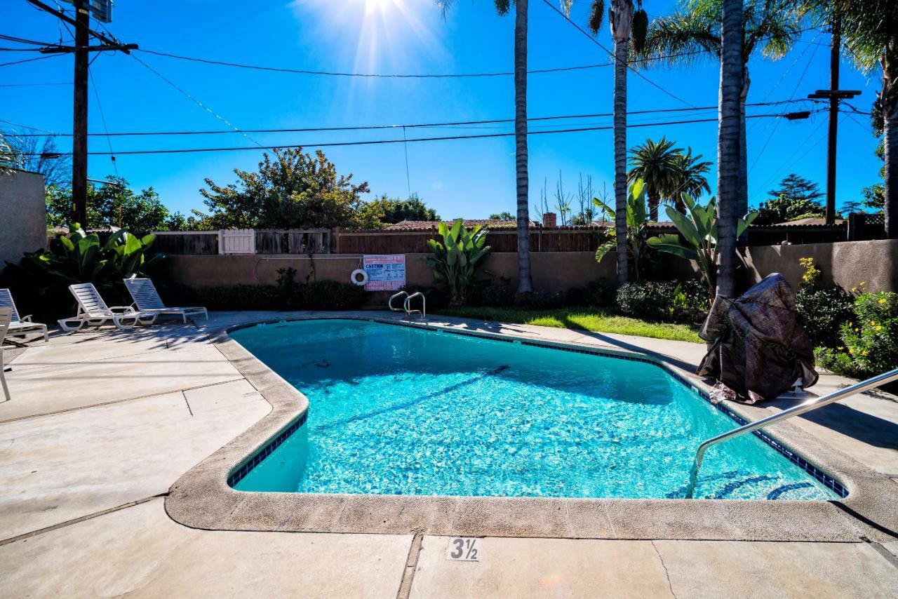 Regency Inn & Suites Downey Esterno foto