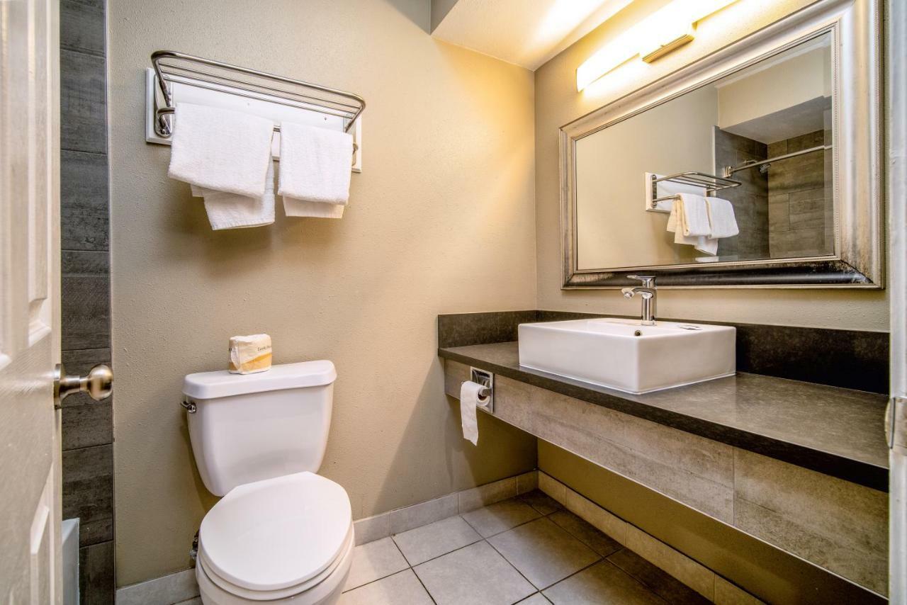 Regency Inn & Suites Downey Esterno foto